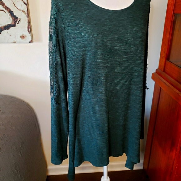 Knox Rose lace sleeve top in dark green. - Picture 1 of 7